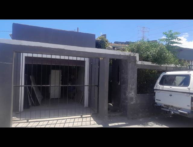 7 BEDROOM HOUSE FOR SALE IN NOMZAMO